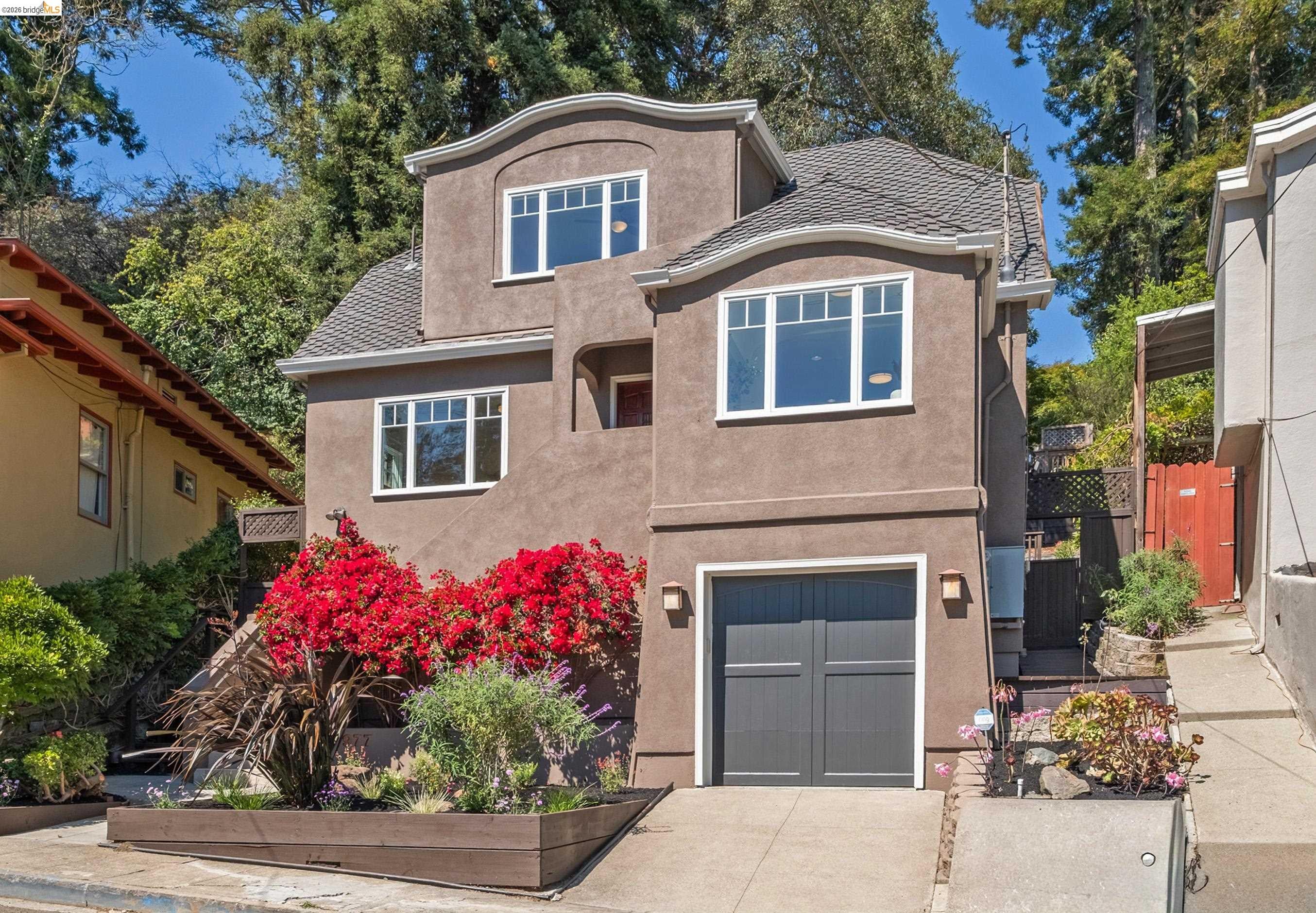 977 Regal Rd — photo