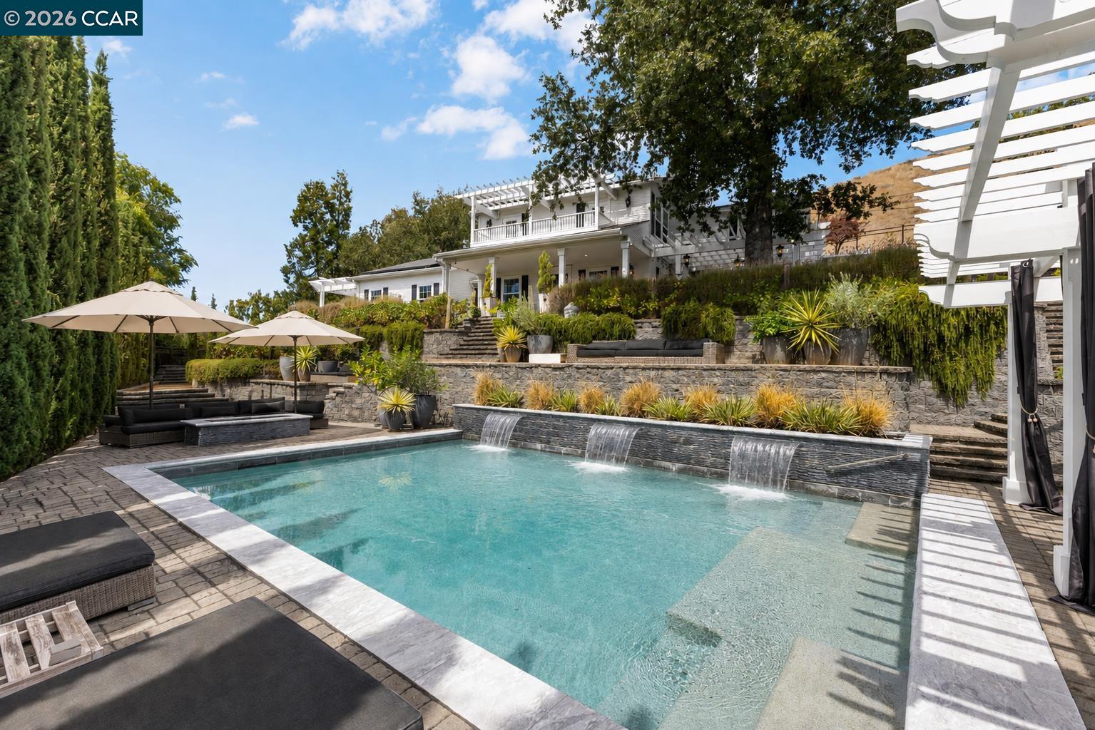 950 Country Lane — photo