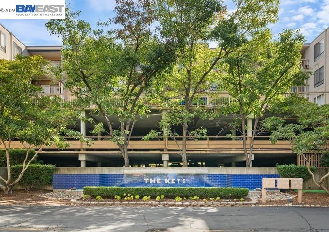 300 N Civic Dr — photo