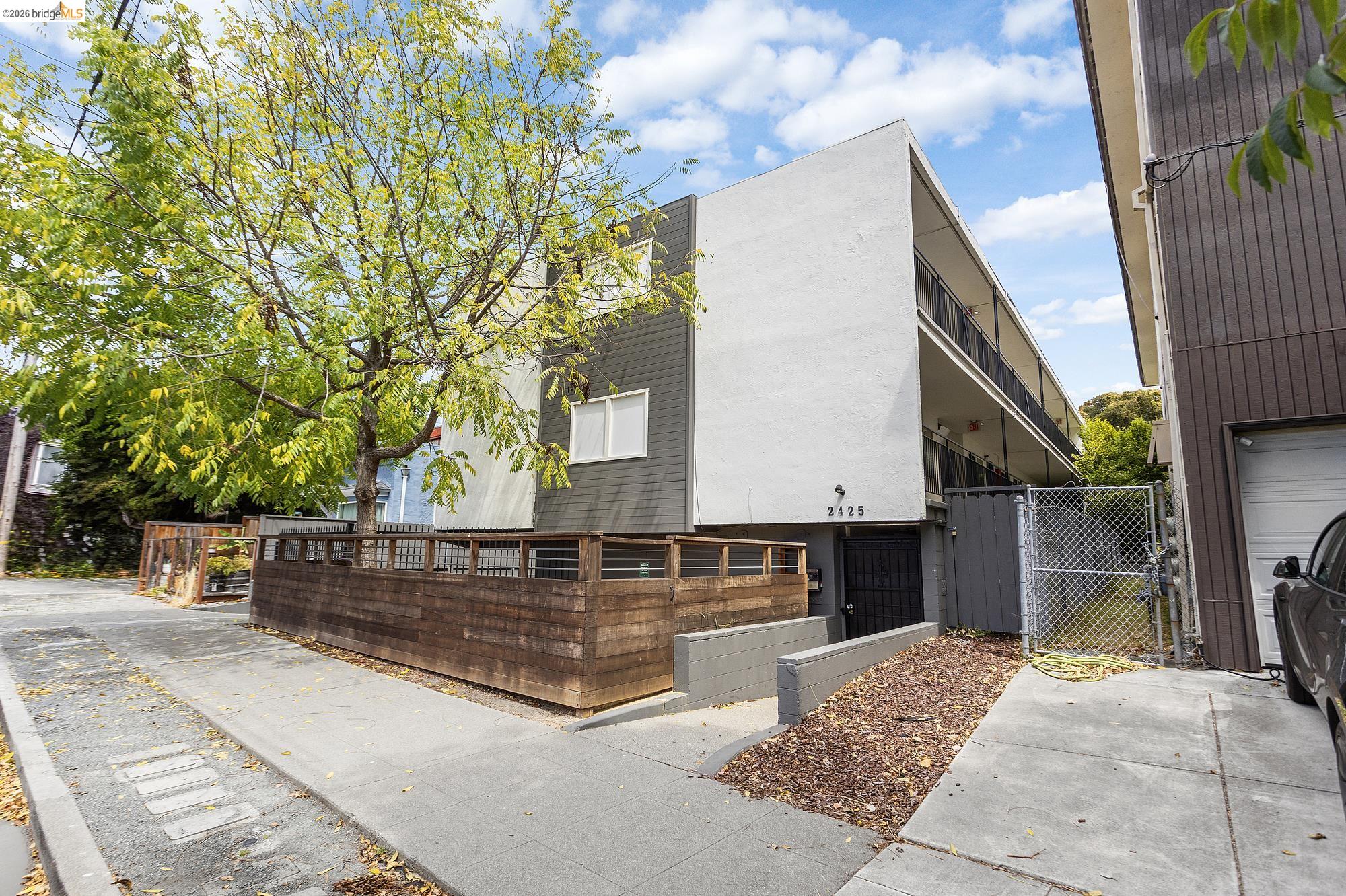 2425 Grant St — photo