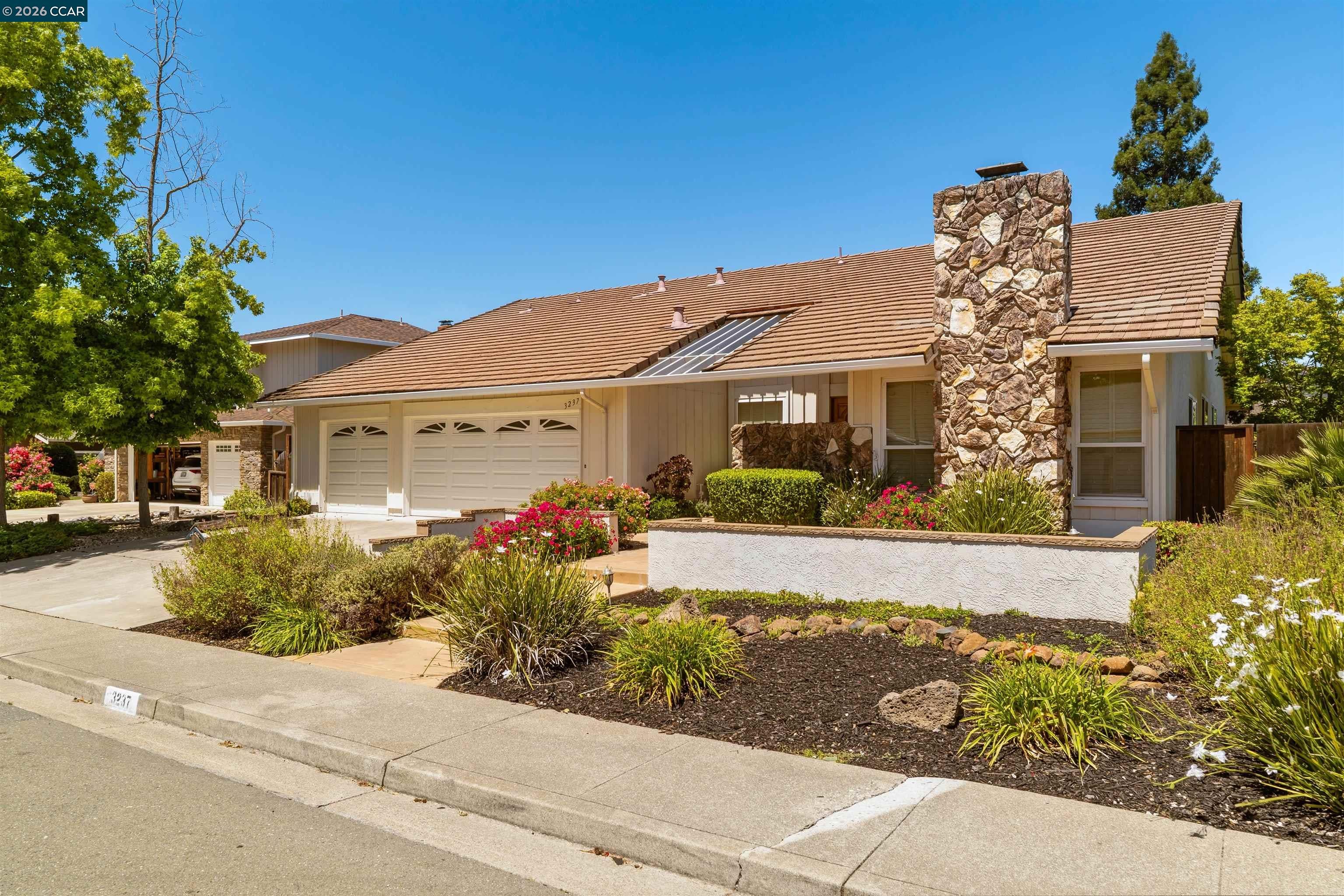 3237 Vera Cruz Dr — photo