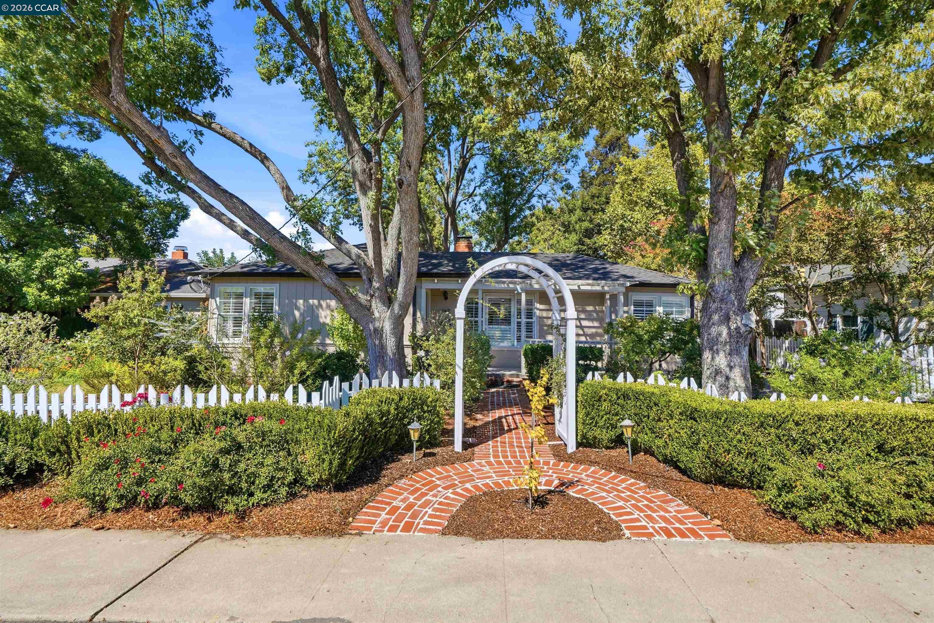 148 Roslyn Dr — photo