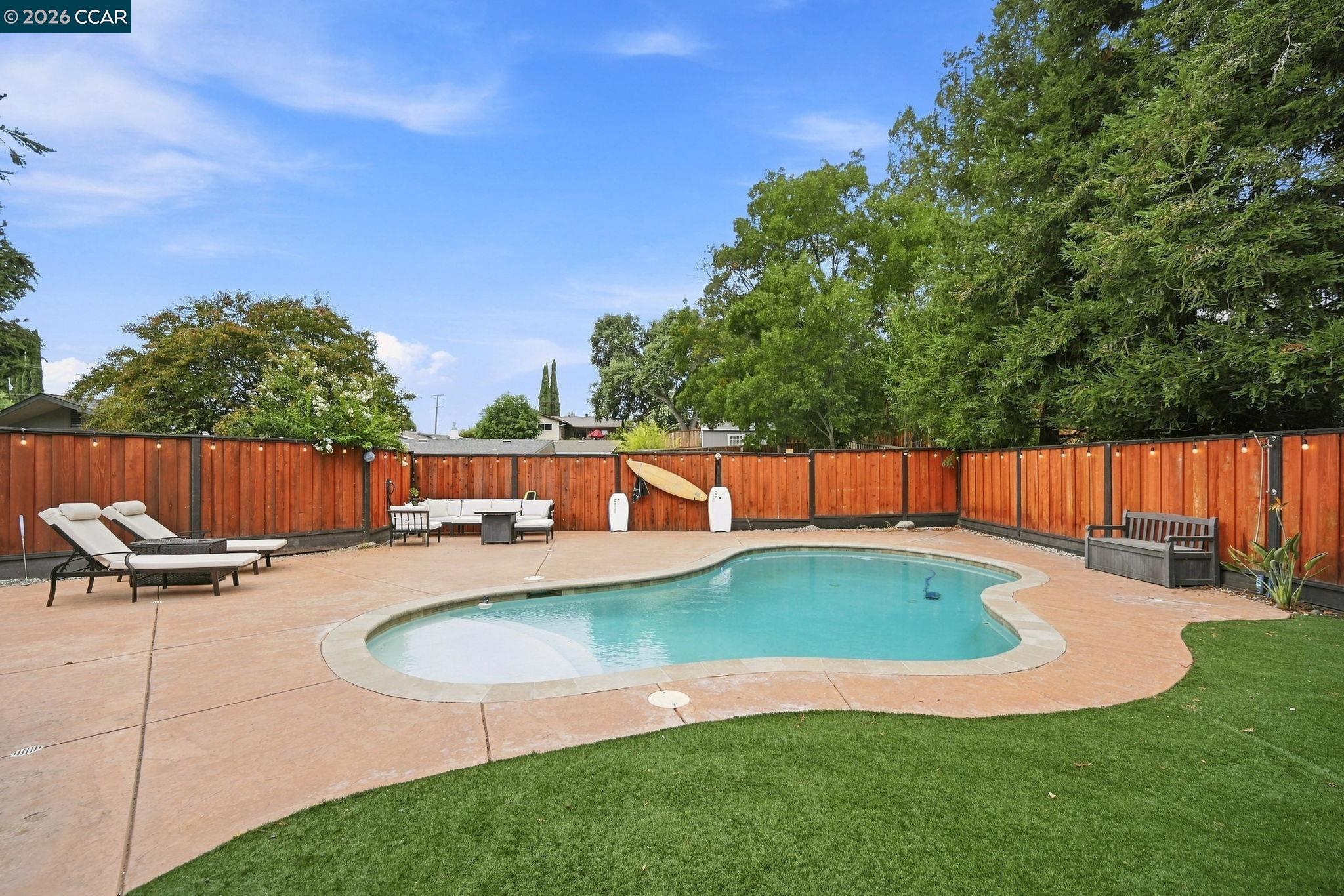 4074 Hamlet Ct — photo