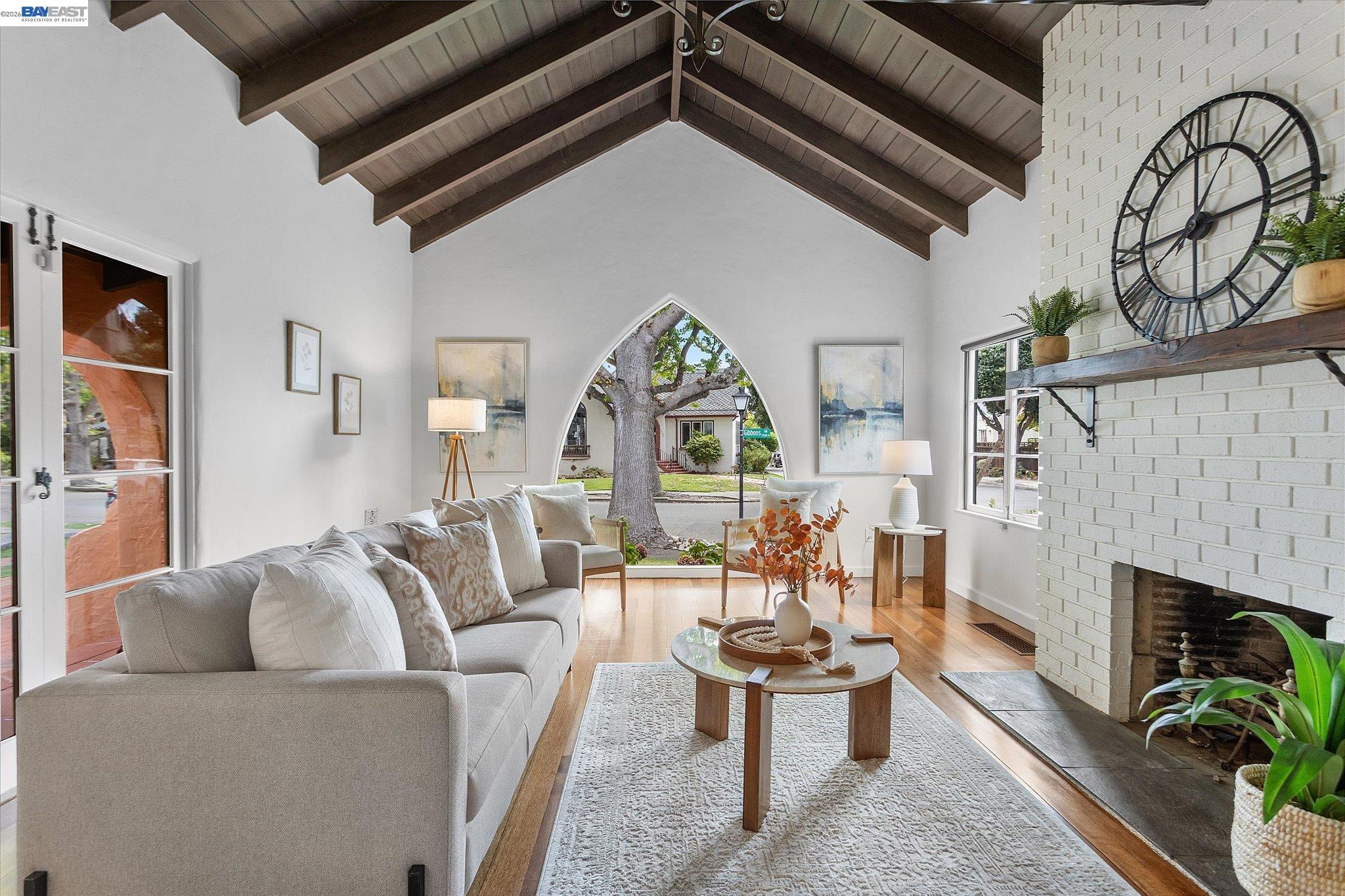 1529 Gibbons Dr — photo