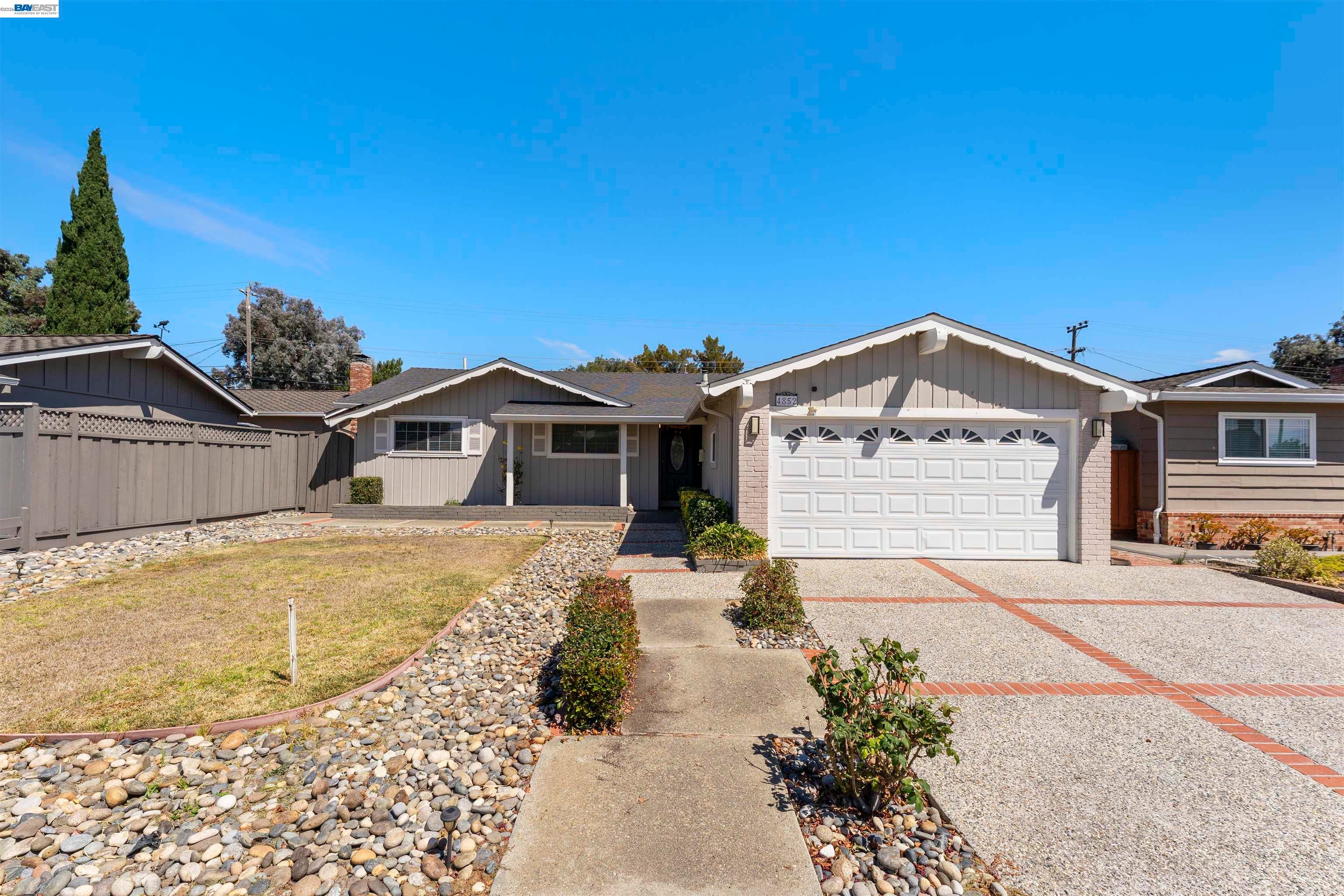 4852 Regents Park Ln — photo