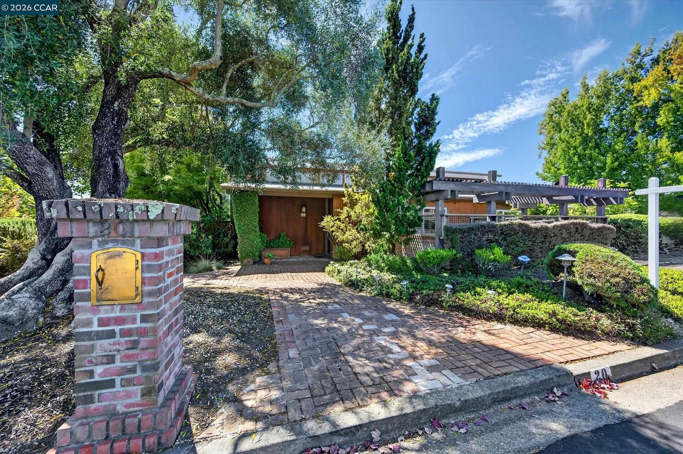 20 Donald Dr — photo