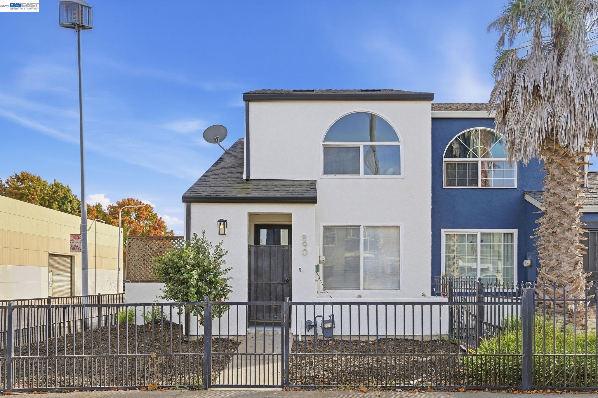 890 Bissell Ct — photo