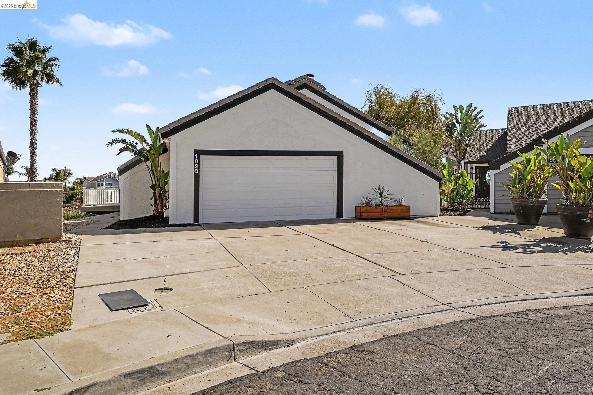 1820 Surfside Ct — photo