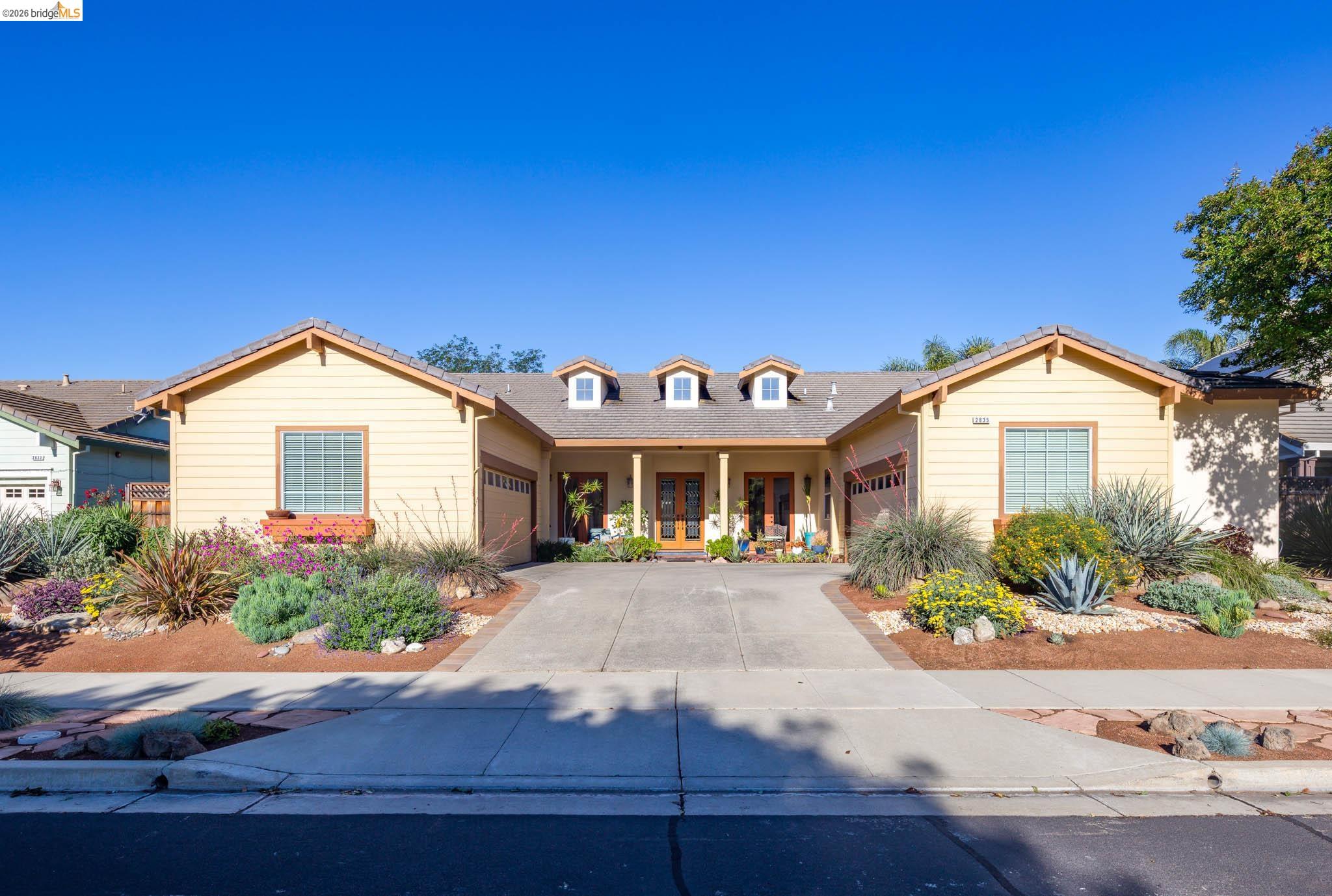 2835 Hawthorn Ct — photo
