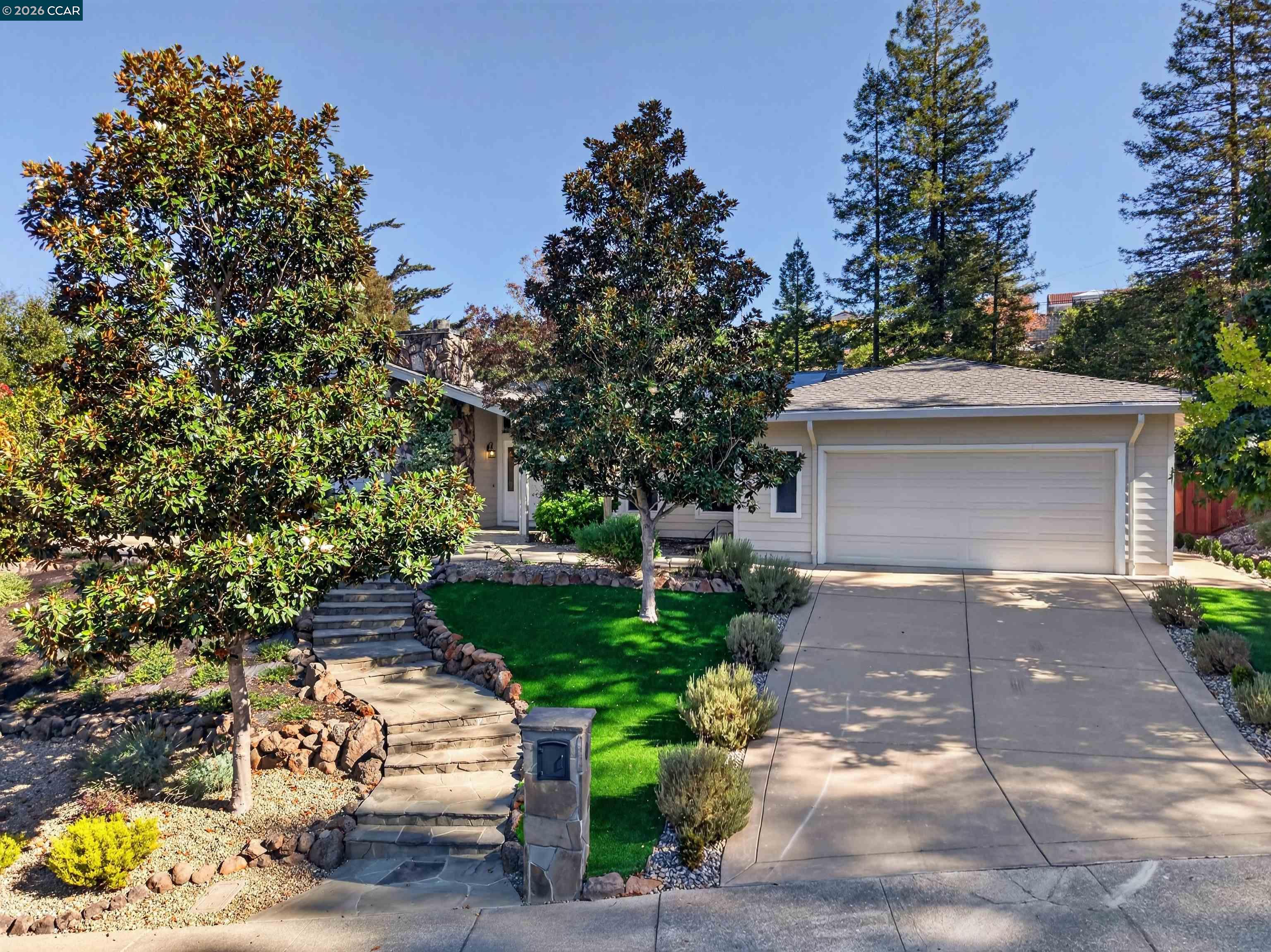 216 Sandringham Dr — photo