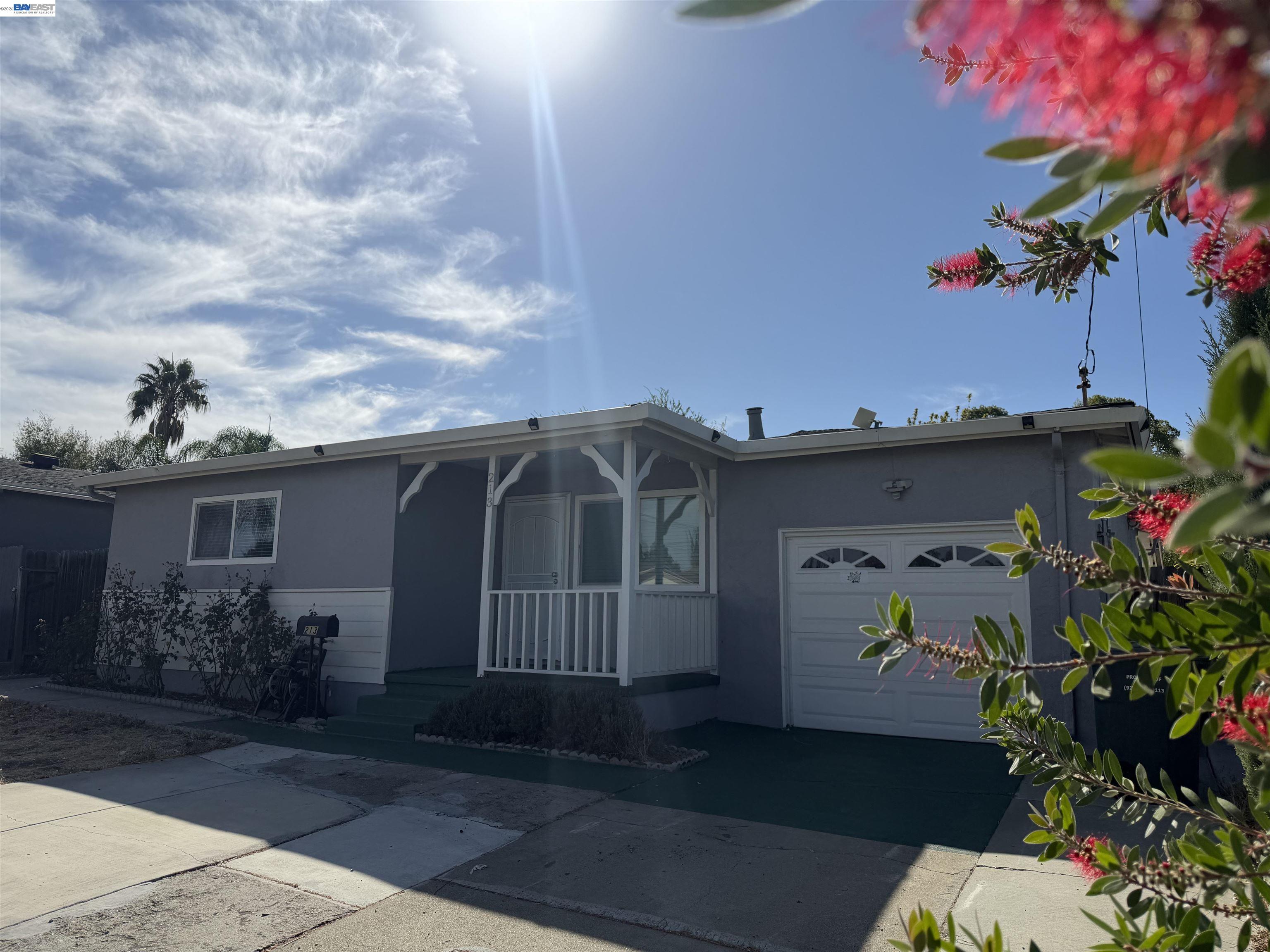 213 W Leland Rd — photo