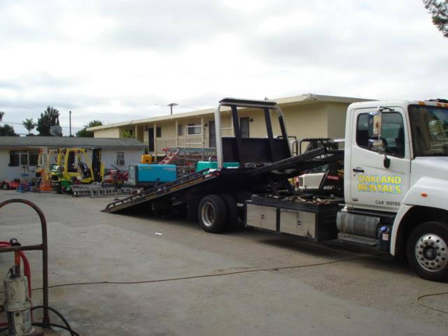 Home in Oakland, CA 94602 — photo 2