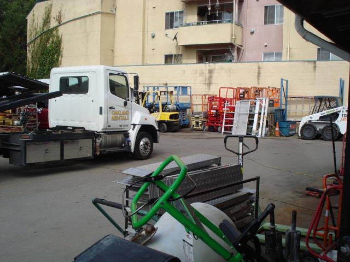 Home in Oakland, CA 94602 — photo 3