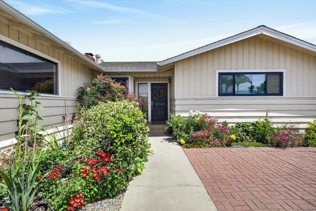 251 La Mesa Drive — photo