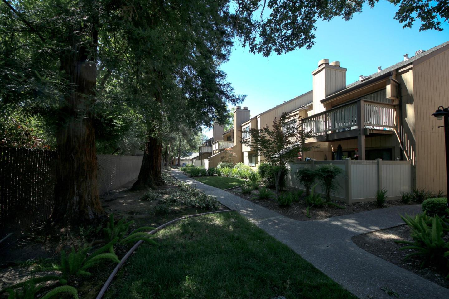 546 Woodside Oaks — photo