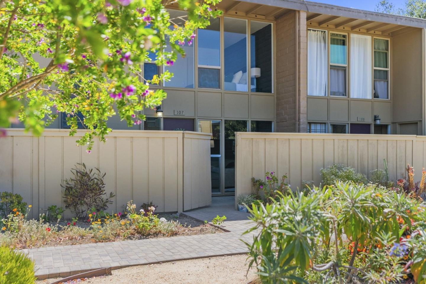 451 Dela Vina — photo