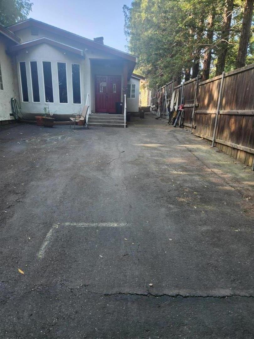 8879 Sunset Avenue — photo