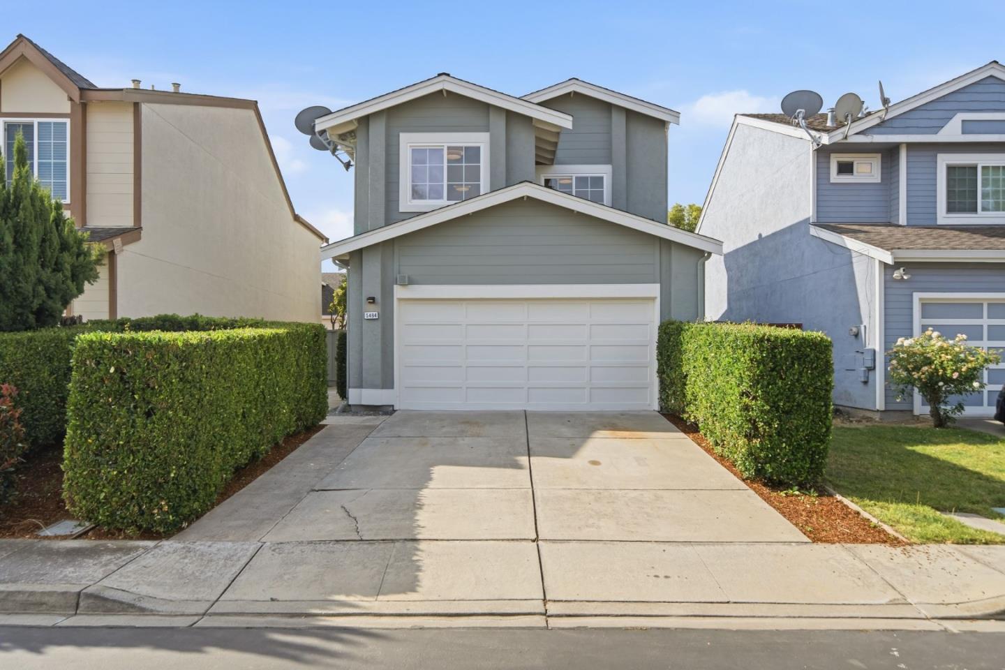 5484 Sunstar Common — photo