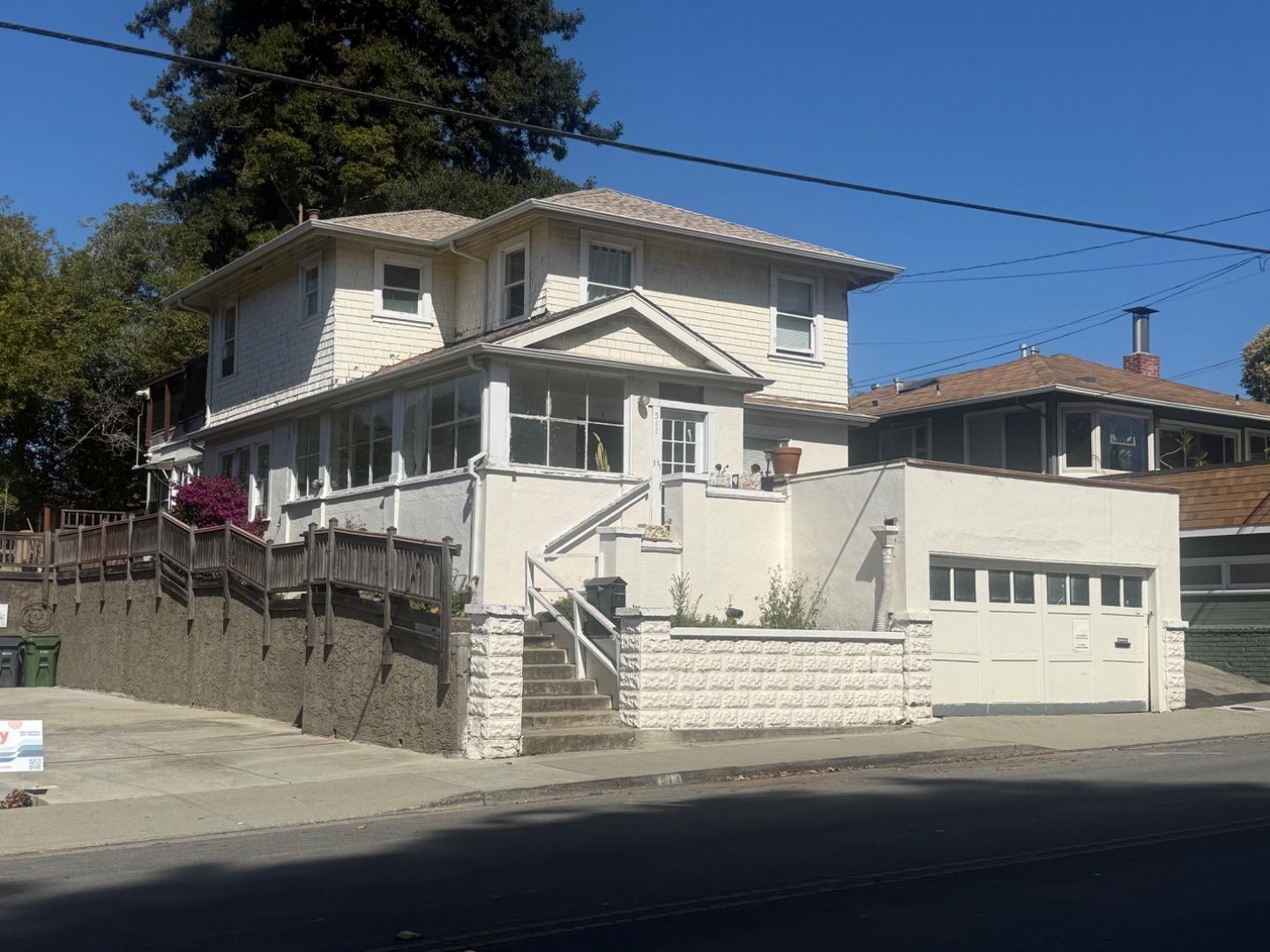 511 Capitola Avenue — photo