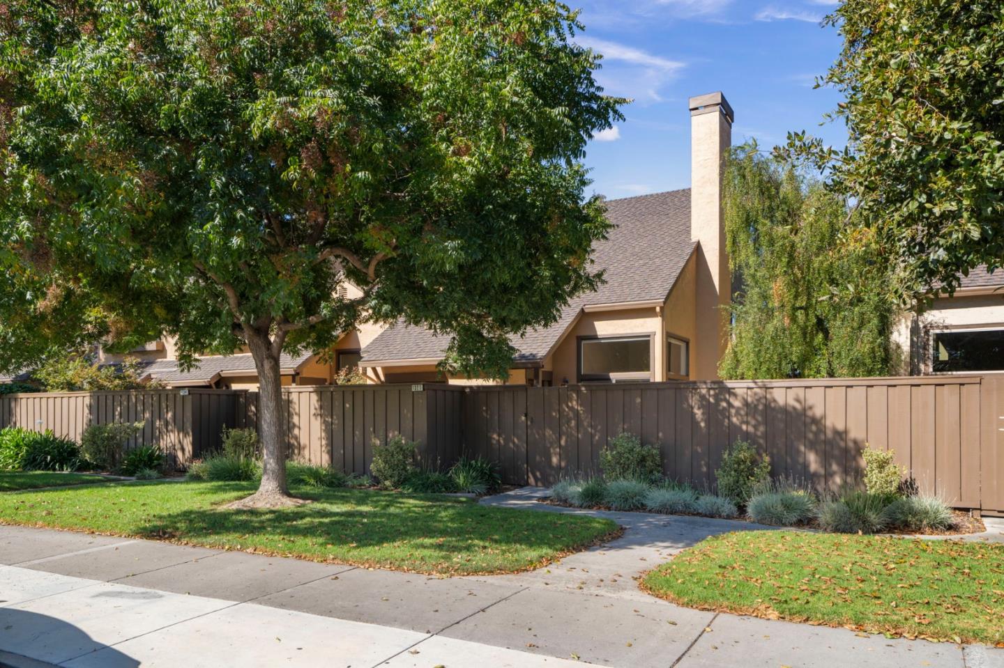 1327 Greenwich Court — photo
