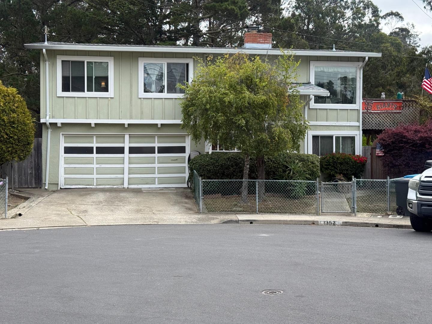 1352 Redwood Way — photo