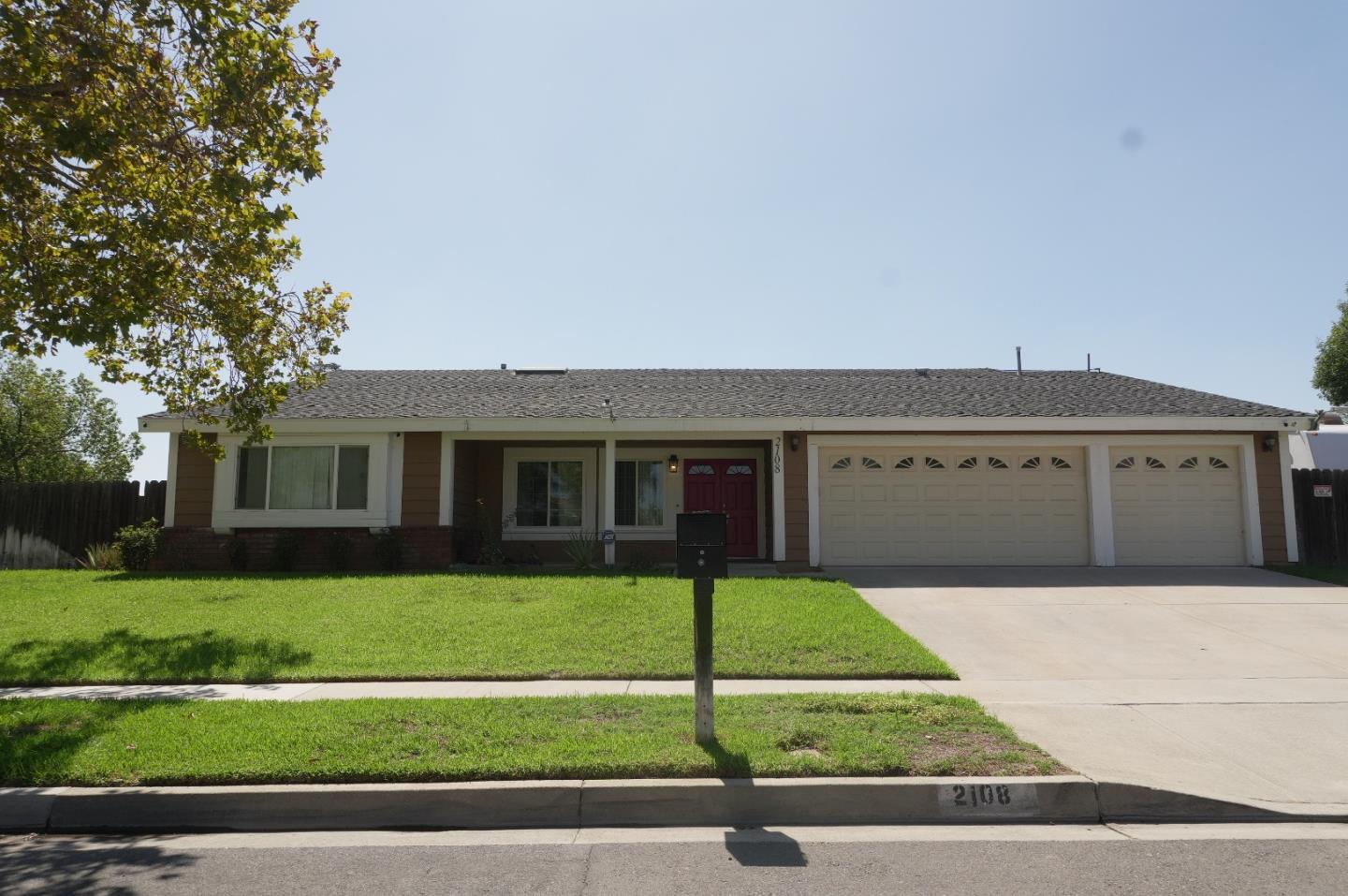 2108 N Apple Avenue — photo