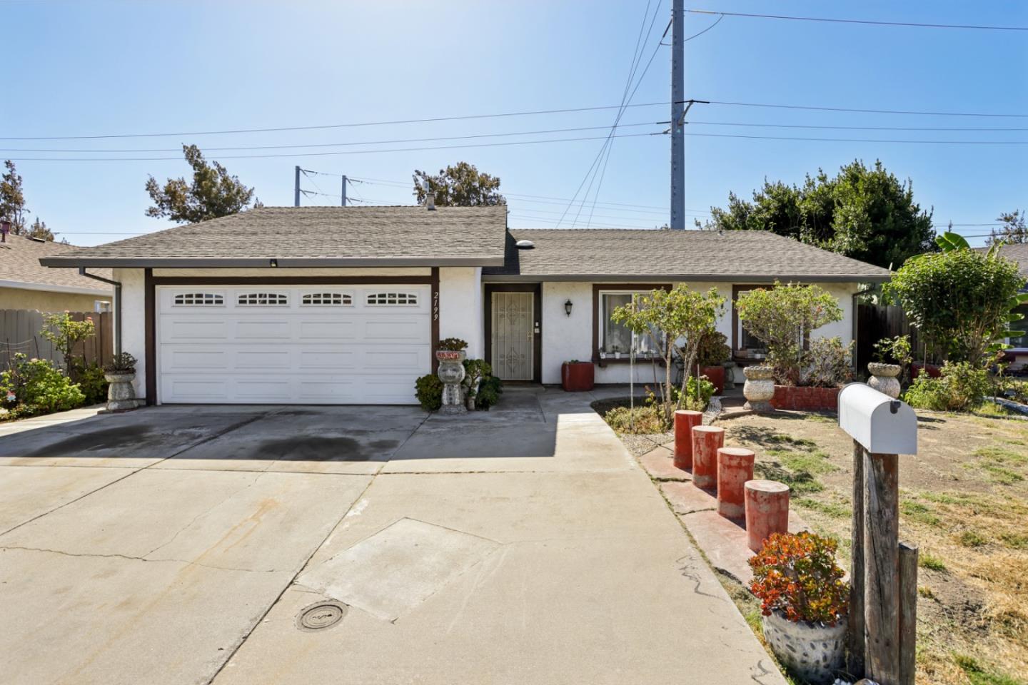 2199 Avenida De Las Flores — photo