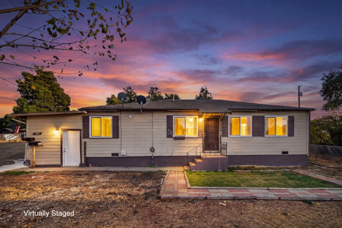 3005 Pickford Way — photo
