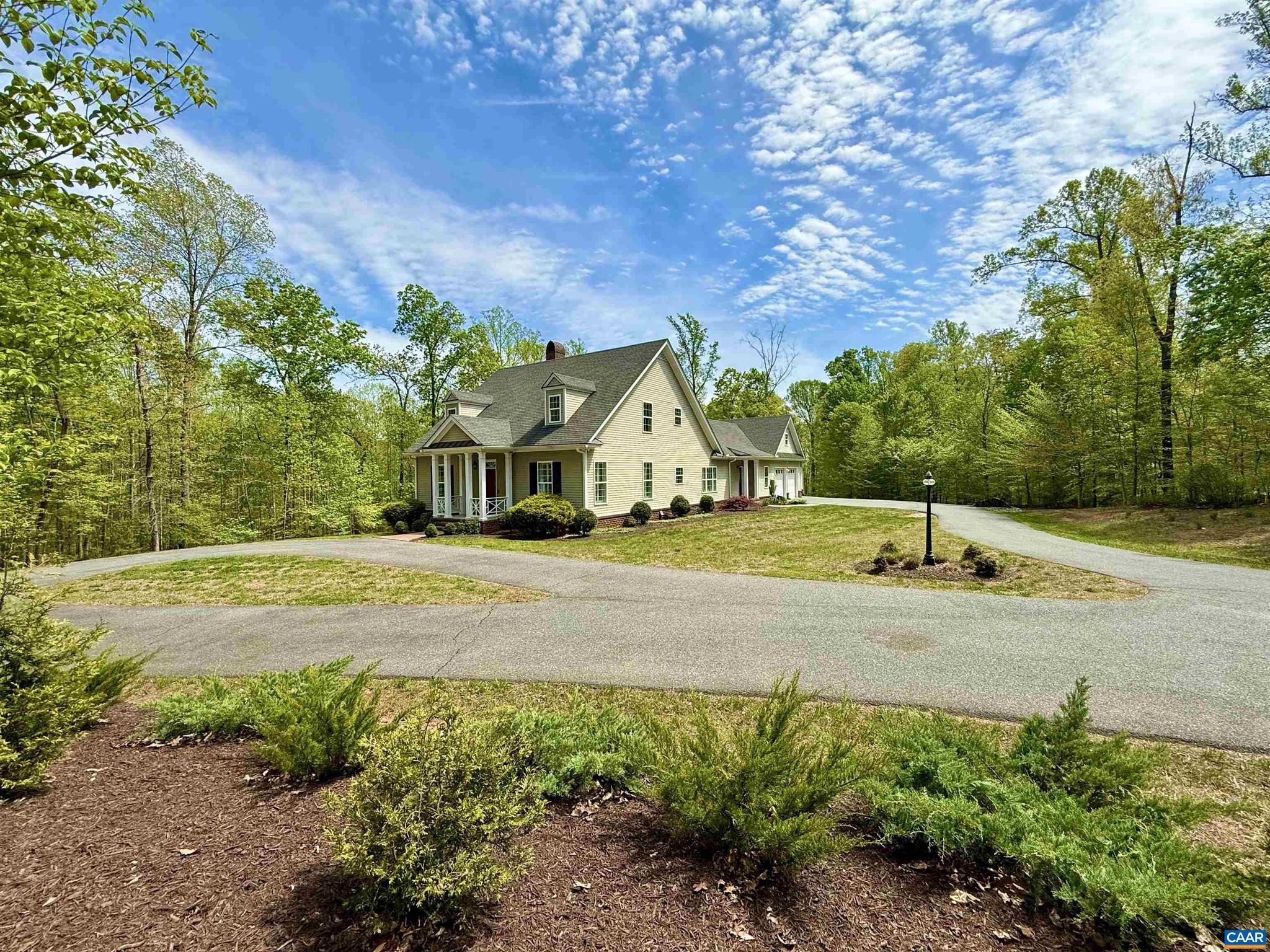 1025 E Pelham Dr — photo