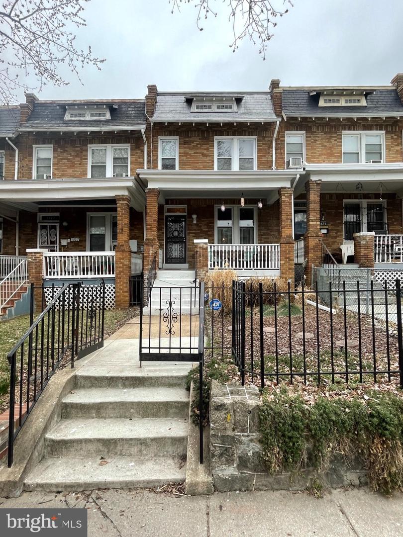 1325 Queen St NE — photo