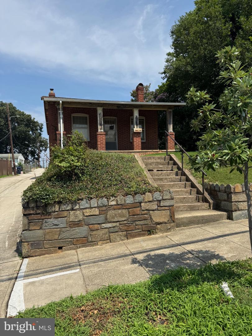 2208 R St SE — photo