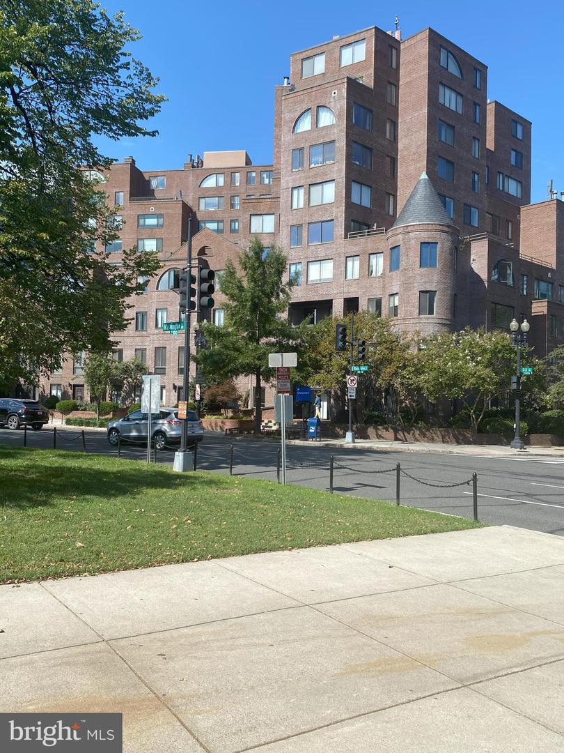 3 Washington Cir NW #403 — photo