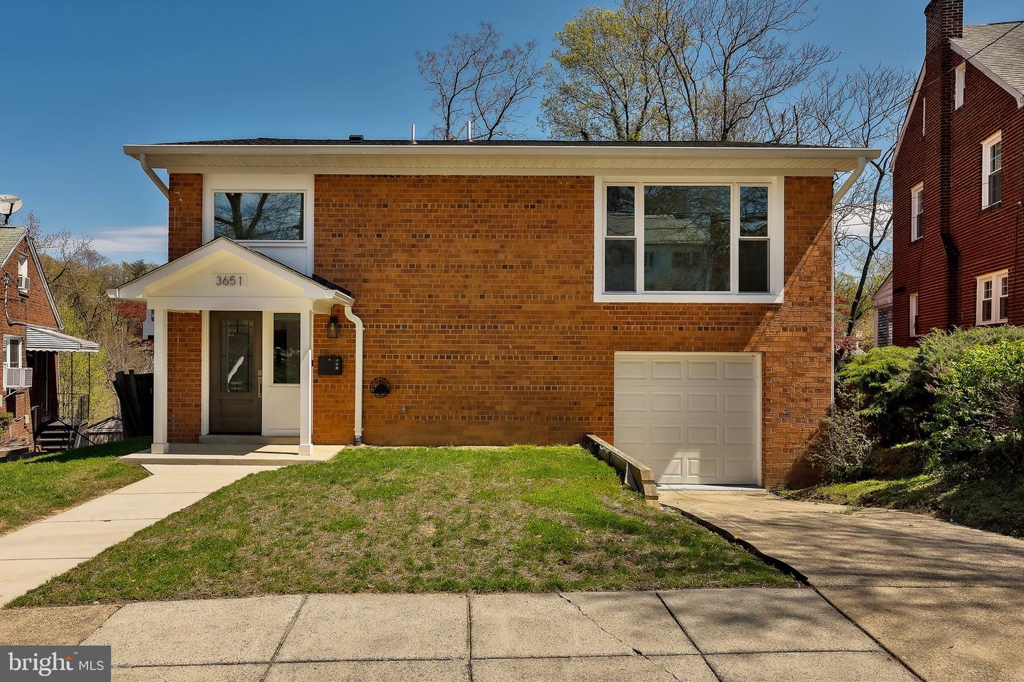 3651 Highwood Dr SE — photo
