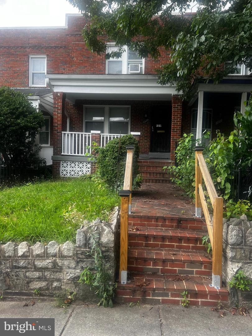 1339 Queen St NE — photo