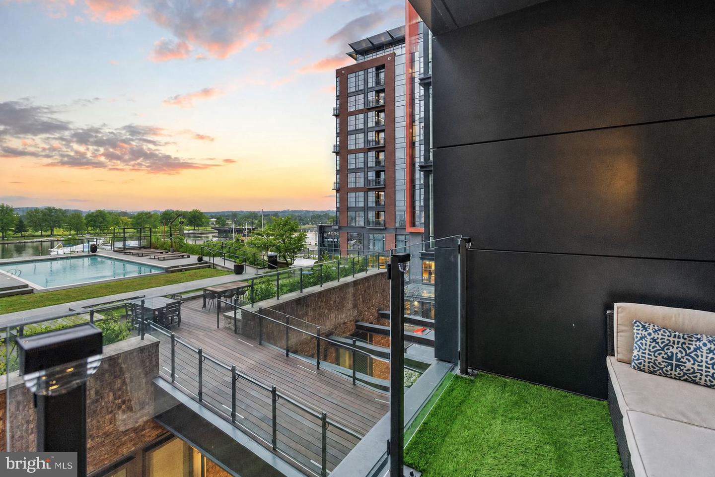 45 Sutton Sq SW #403 — photo
