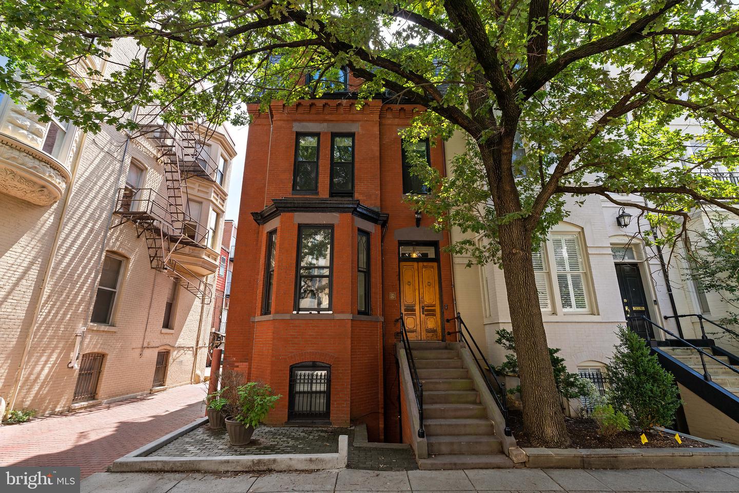 2010 Hillyer Pl NW — photo