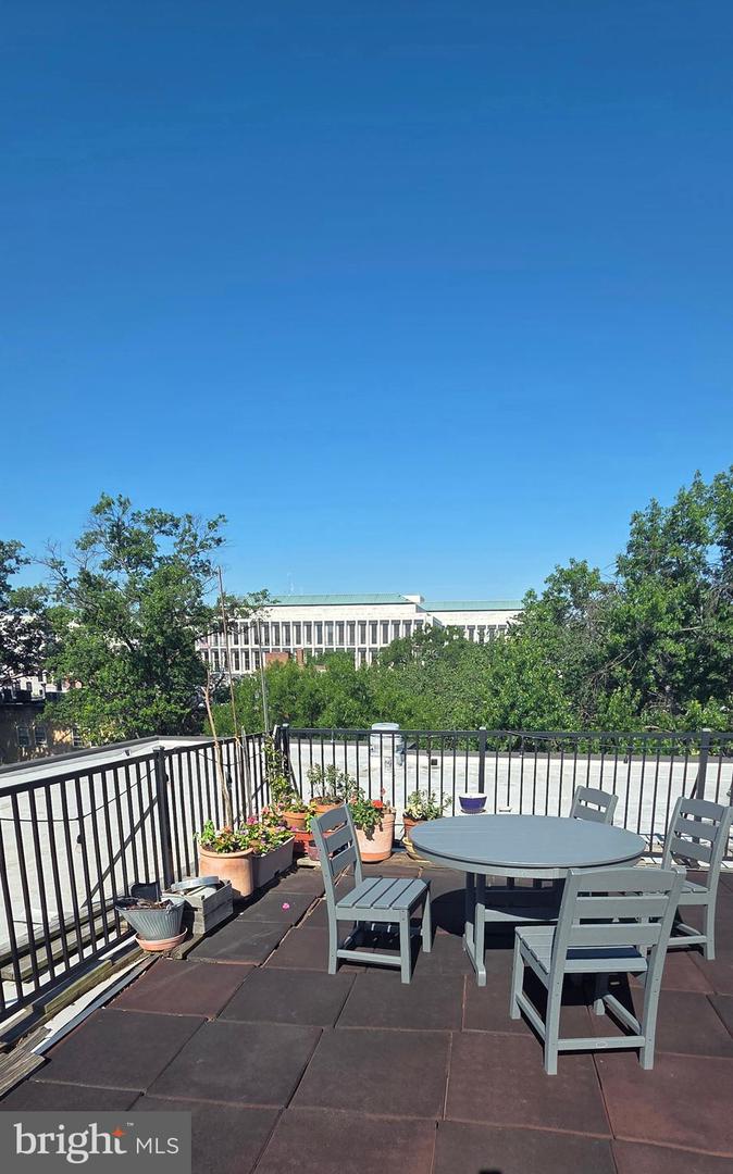 305 C St NE #202 — photo