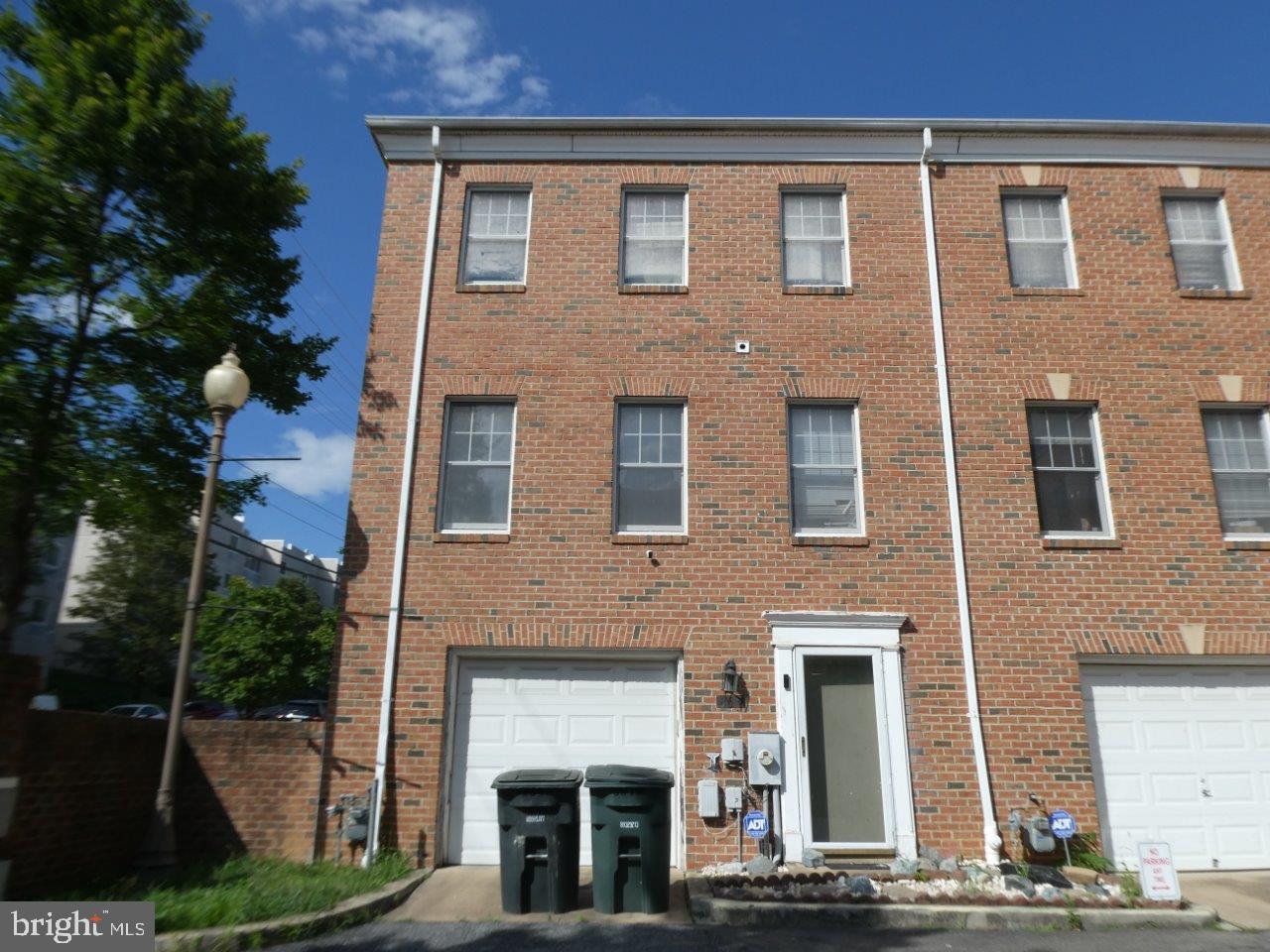 883 Barnaby St SE — photo