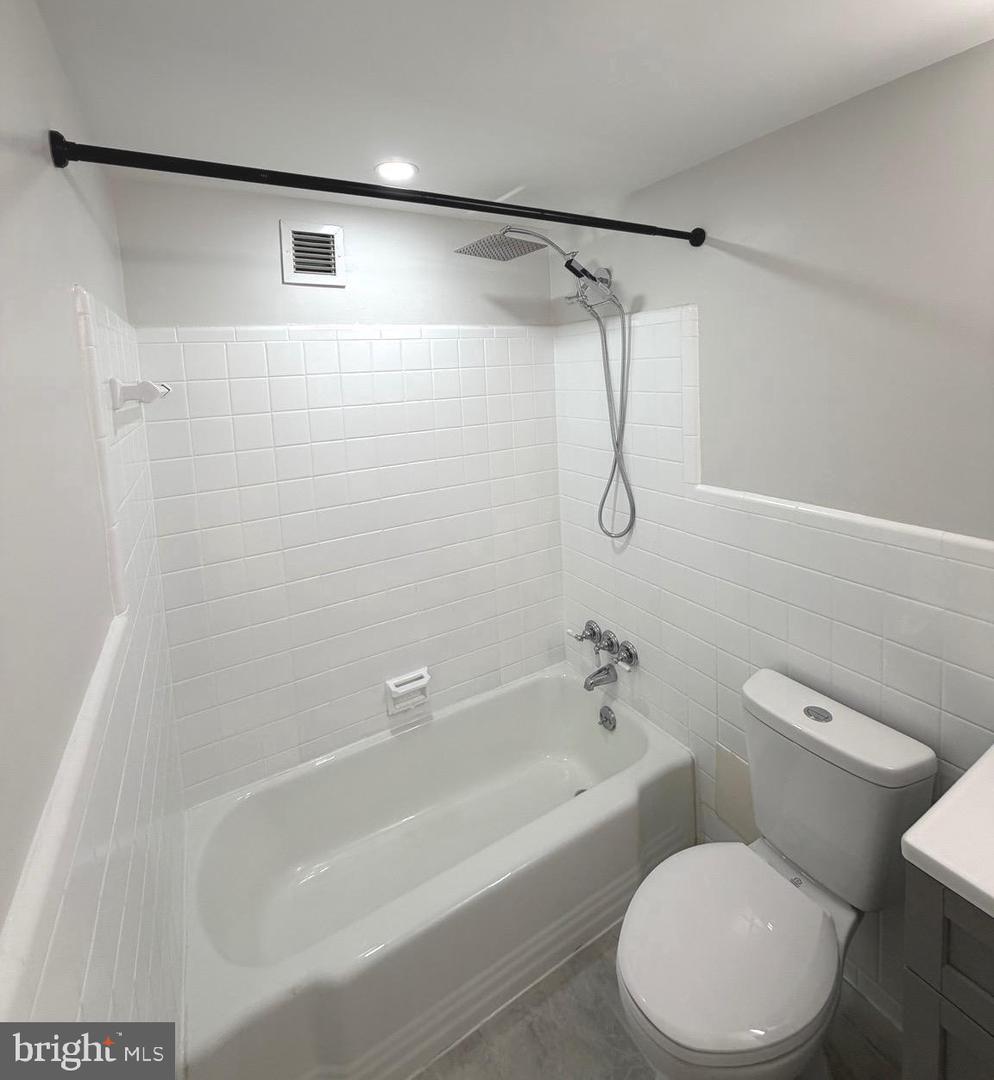 2710 Macomb St NW #204 — photo