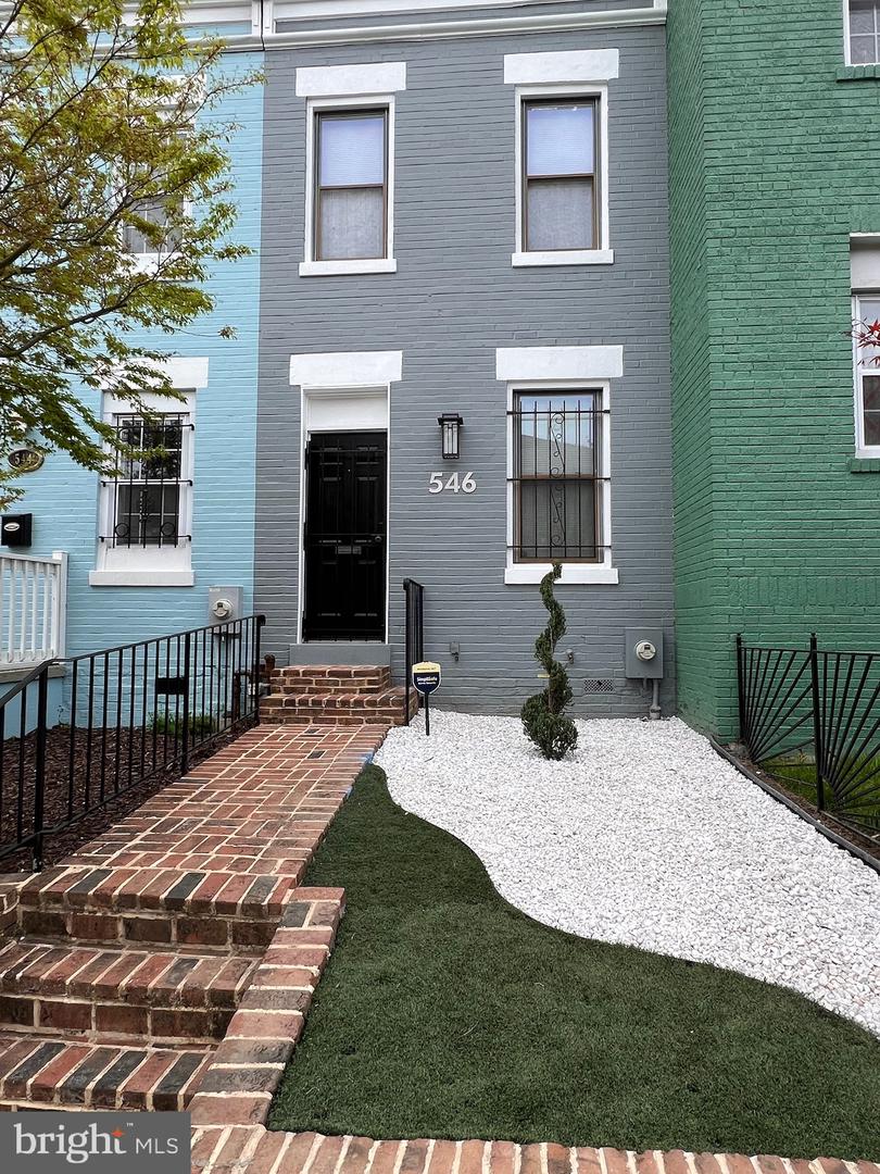 546 Hobart Pl NW — photo