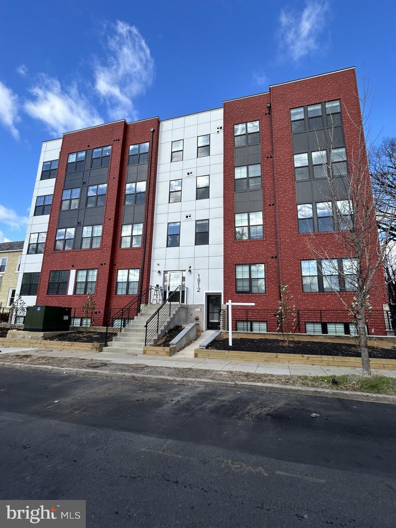 1812 H Pl NE #202 — photo