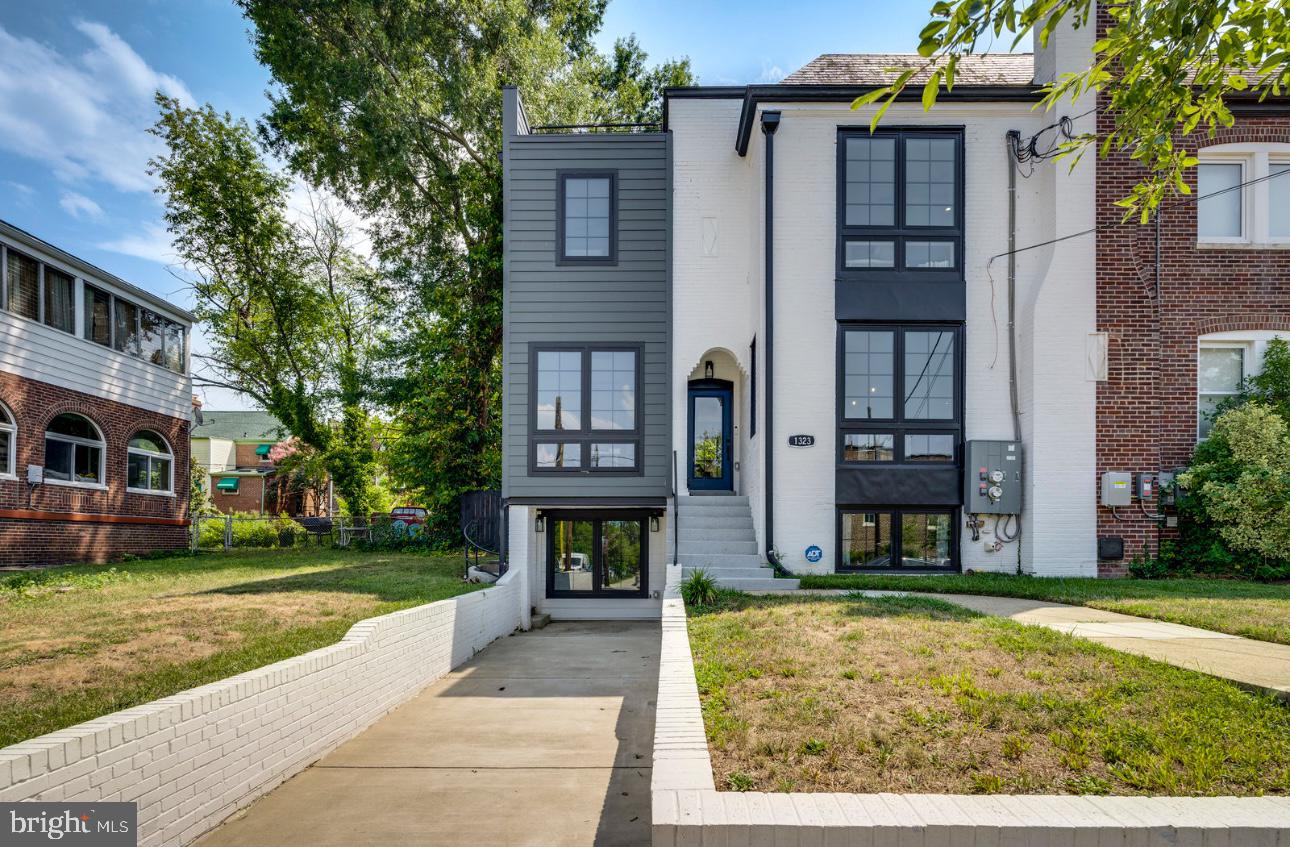 1323 Shepherd St NE — photo