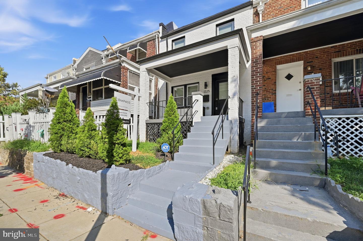 1325 Staples St NE — photo