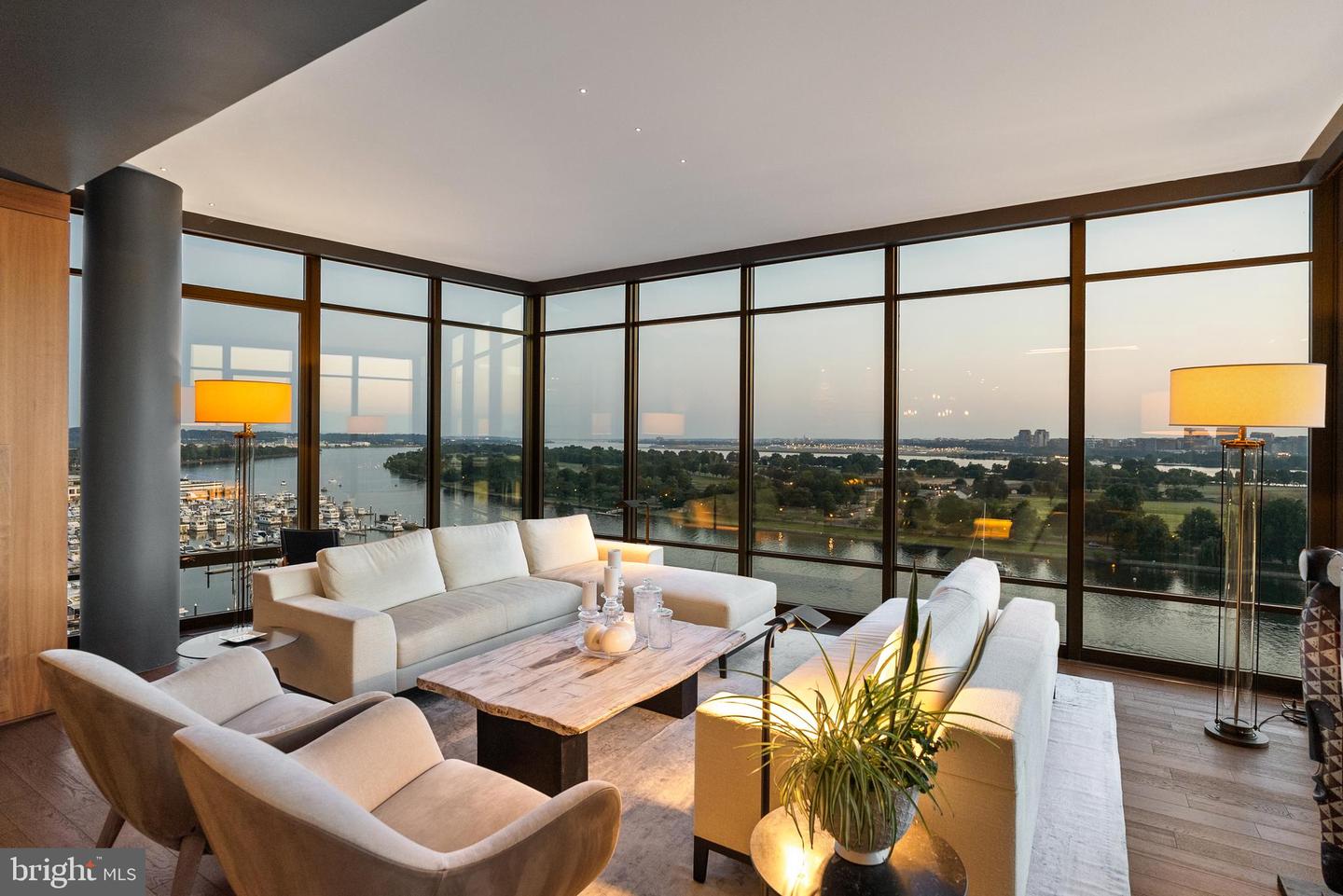 45 Sutton Sq SW #Ph08 — photo