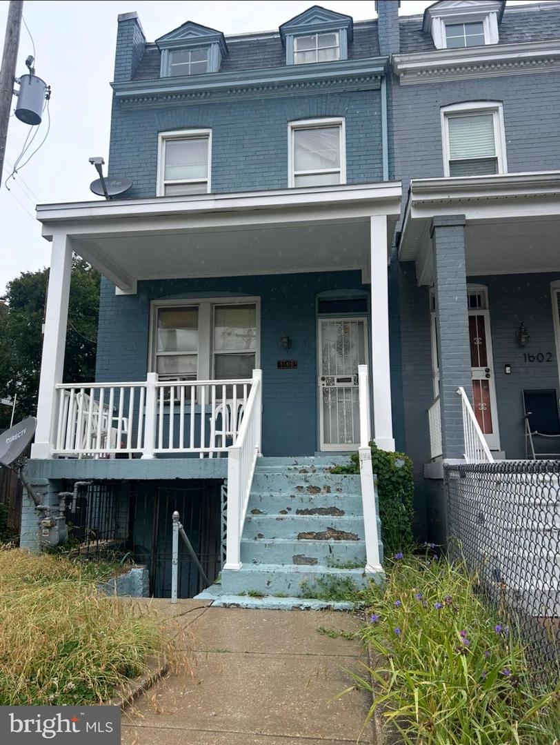 1600 a St SE — photo