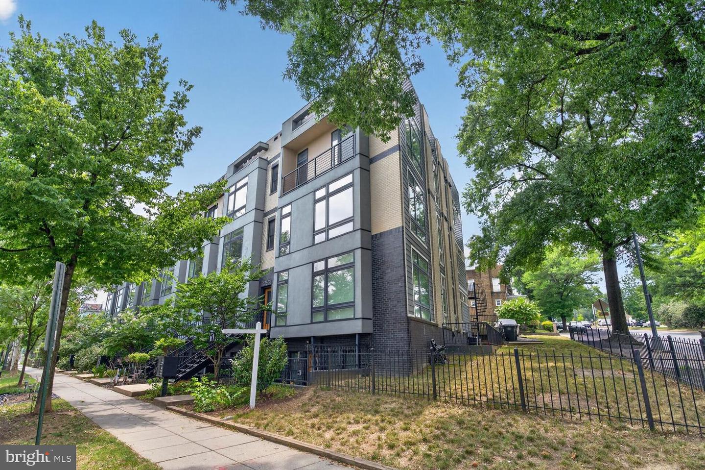2126 3rd St NE #B — photo