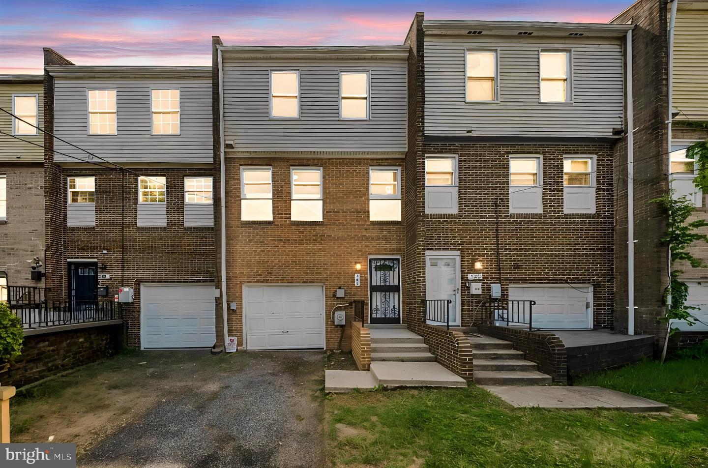 907 Barnaby St SE — photo