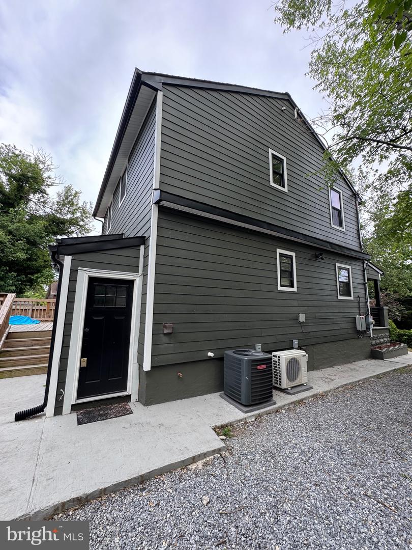 4252 DIX St NE — photo