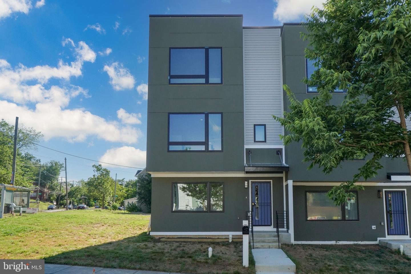 1004 50th Pl NE — photo
