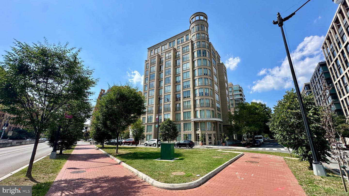 301 Massachusetts Ave NW #902 — photo